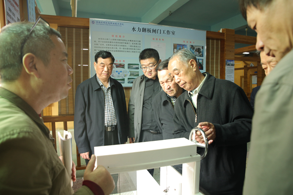 17日上午,在纪念办学40周年之际,学校迎来了一批特别的嘉宾——王孝忠